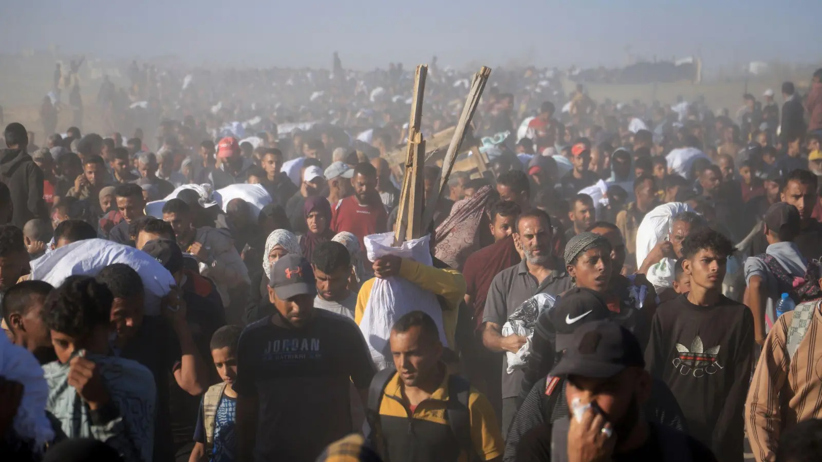 Tödliche Zwischenfälle mit Dutzenden Toten rücken die neue Hilfeverteilung in Gaza in ein schiefes Licht. (Archivbild) (Foto: Mariam Dagga/AP/dpa)