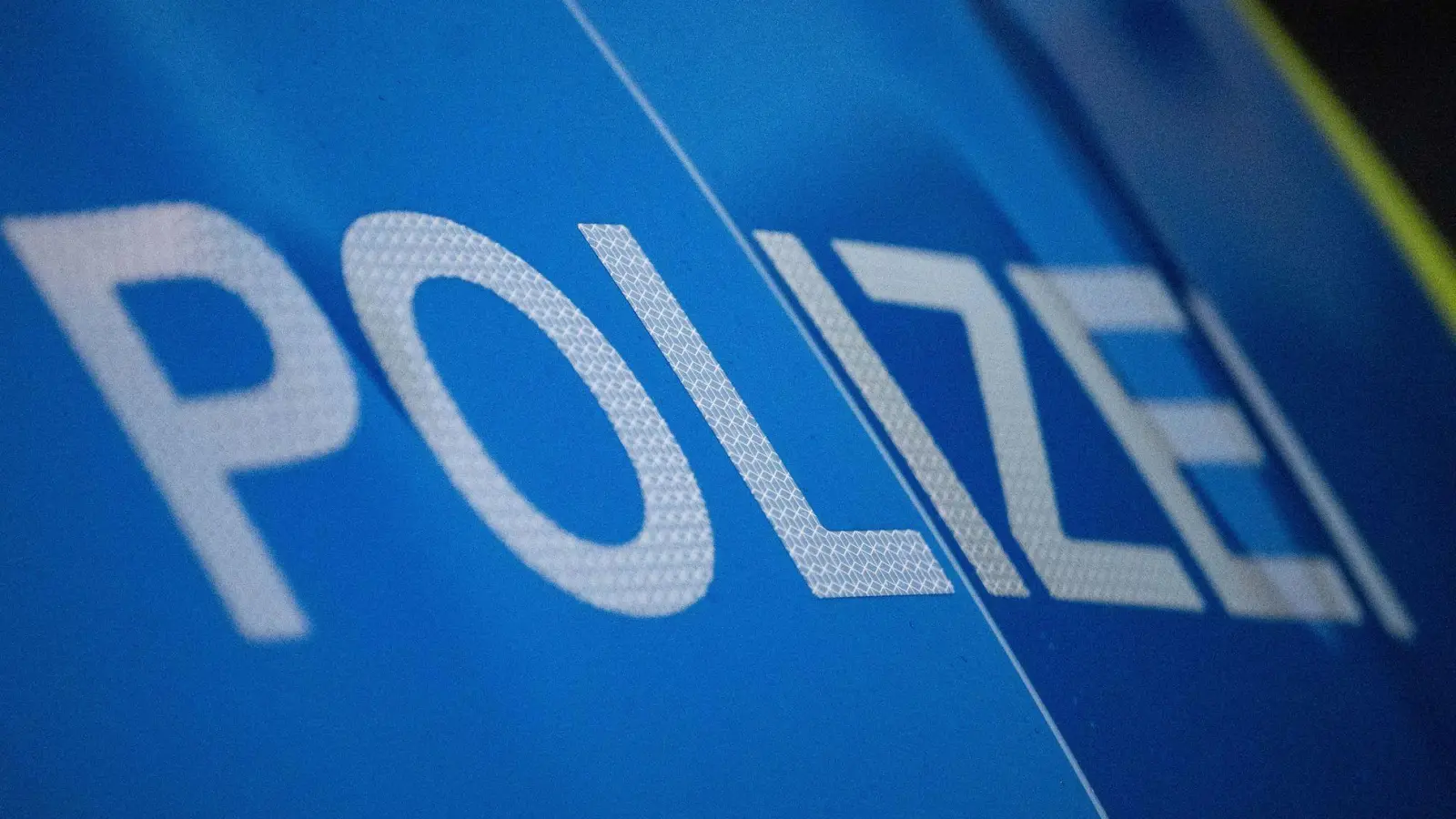 Nach einem schweren Unfall in Giengen an der Brenz ist die Polizei im Einsatz. (Foto: Marijan Murat/dpa)