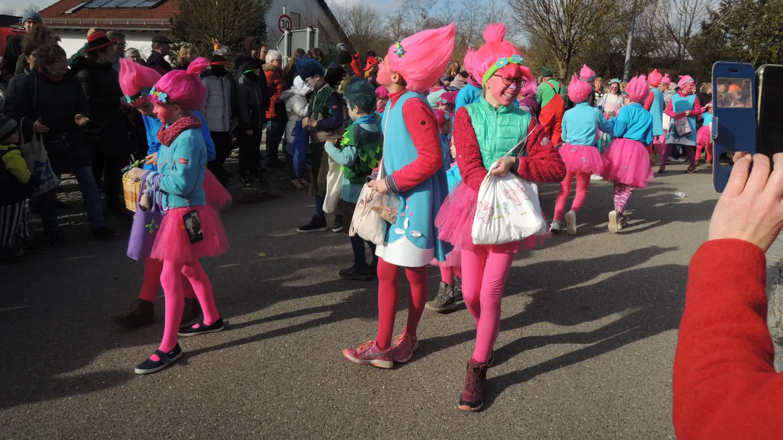 Brachten beste Stimmung mit: Die Trolle vom Reitverein. (Foto: Peter Zumach)