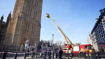 Großeinsatz in London: Ein Mann ist auf den Turm mit der Glocke Big Ben geklettert.  (Foto: James Manning/PA/AP/dpa)