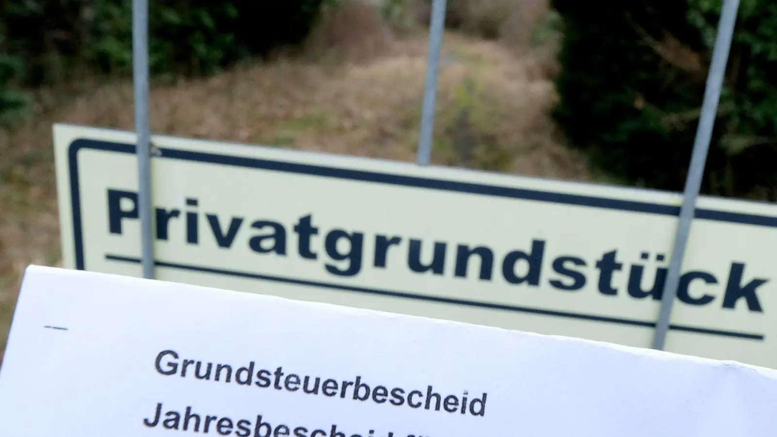 Überhöhte Werte für unbebautes Land angesetzt? Dann kann sich ein Einspruch gegen den Grundsteuerbescheid lohnen. (Foto: Bernd Weißbrod/dpa/dpa-tmn)