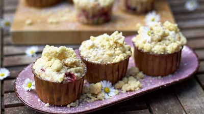 Erdbeeren, Buttermilch und knackige Schokostückchen verstecken sich im Inneren der Muffins, Knusper-Streusel bilden die Krone. (Foto: Mareike Pucka/biskuitwerkstatt.de/dpa-tmn)