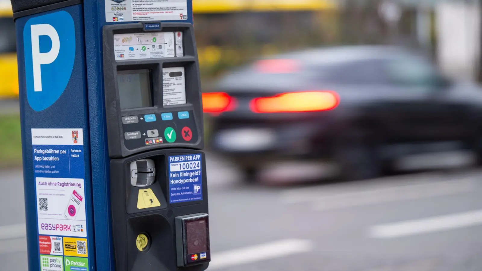 Behörden warnen vor Betrügereien an Parkautomaten, bei denen Kriminelle echte QR-Codes überkleben. (Foto: Monika Skolimowska/dpa/dpa-tmn)