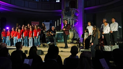 Beim Finale zum großen Ensemble vereint: die Mitwirkenden des 17. Benefizkonzertes der Hilterhaus-Stiftung beim Abschlusslied. (Foto: Elke Walter)