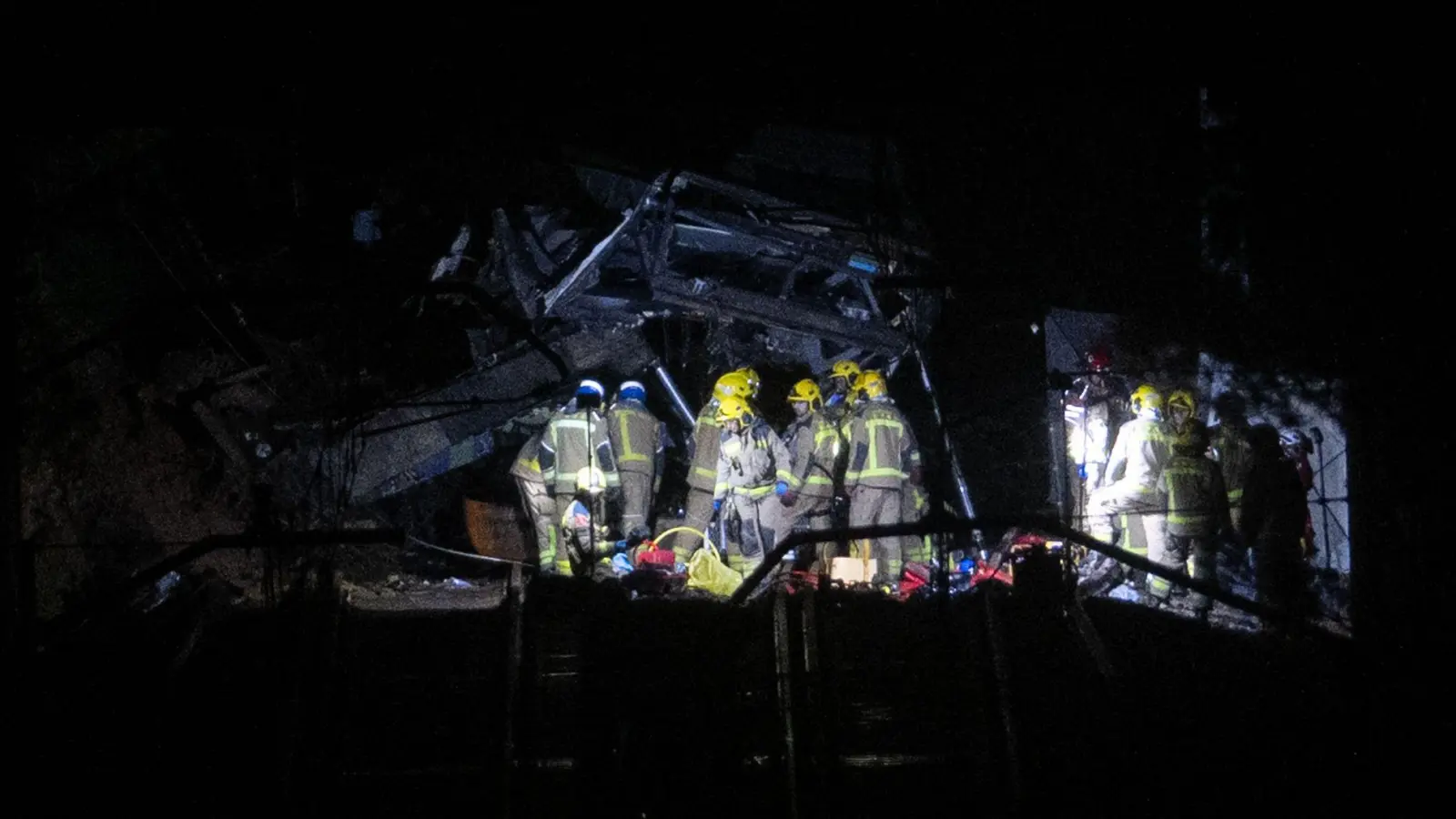 Während eines Sturms stürzte eine Stützmauer auf die Gleise und traf auch den Zug. (Foto: Lorena Sopêna/EUROPA PRESS/dpa)