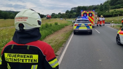 Zahlreiche Einsatzkräfte befanden sich nach einem Zusammenstoß zweier Motorradfahrer bei Gutenstetten an der Unfallstelle. (Foto: Rainer Weiskirchen)