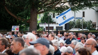 Die Menschenkette hatte die Israelitische Kultusgemeinde Nürnberg organisiert. (Foto: Daniel Vogl/dpa)