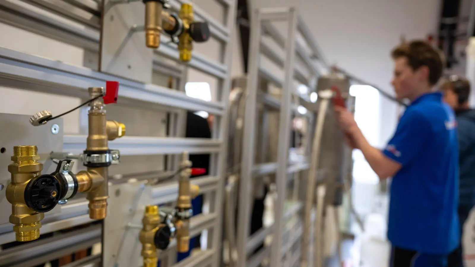 Das Handwerk steuert auf das vierte Jahr in Folge mit steigenden Neuvertragszahlen bei der Ausbildung zu. (Archivbild)  (Foto: Monika Skolimowska/dpa)