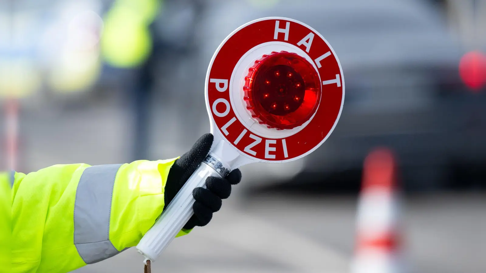 An der Anschlussstelle Rosenheim-West bremste der Fahrer stark und verließ die Autobahn, woraufhin Polizisten das Auto stoppten. (Symbolbild) (Foto: Sven Hoppe/dpa)