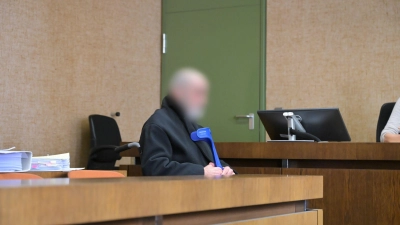 Der Priester schwieg erst zu den Vorwürfen - und sprach dann ganz zum Schluss.  (Foto: Malin Wunderlich/dpa)