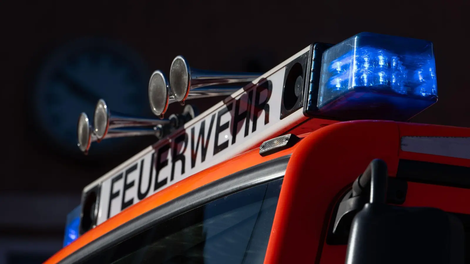 Mehr als 13 Stunden lang löschte die Feuerwehr in Augsburg einen Brand in einem Entsorgungsbetrieb. (Symbolbild) (Foto: Marijan Murat/dpa)