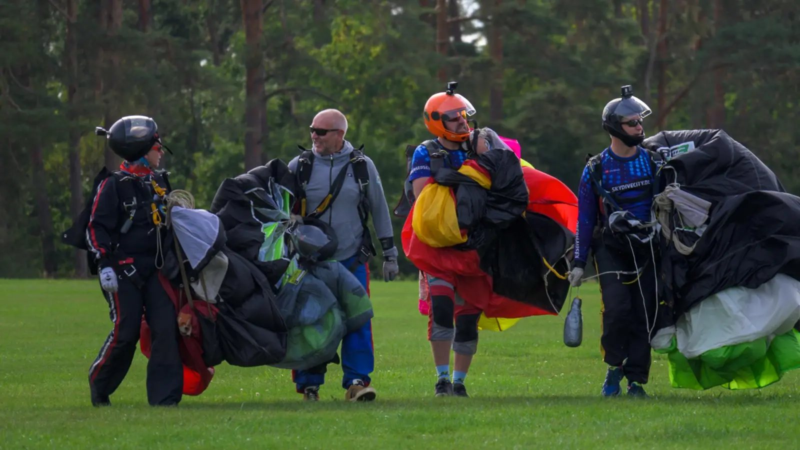 Mit festem Boden unter den Füßen geht es für den Fallschirmsportclub Oberhausen zurück zu den Festlichkeiten. (Foto: René Chlopotowski)