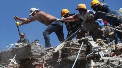 Rettungskräfte und Anwohner durchsuchen die Trümmer nach dem Erdbeben. (Foto: Santiago Saldarriaga/AP/dpa)