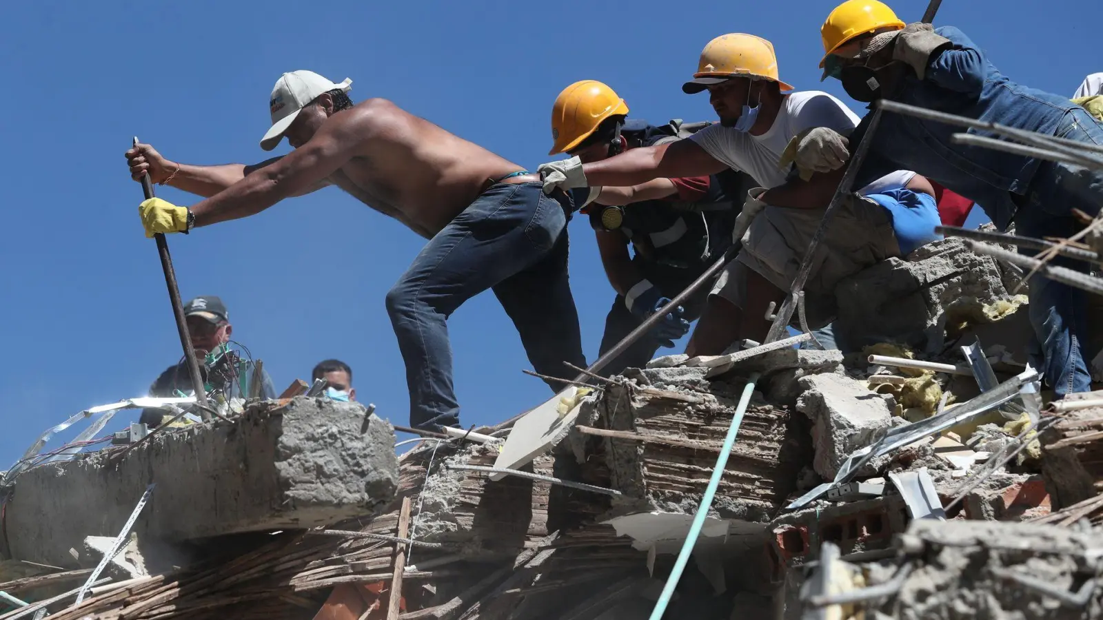 Rettungskräfte und Anwohner durchsuchen die Trümmer nach dem Erdbeben. (Foto: Santiago Saldarriaga/AP/dpa)
