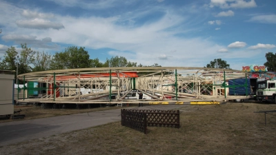 Noch liegt das Riesenrad am Boden. Von Freitag an wird es sich auf dem neuen Festplatz drehen. (Foto: Robert Maurer)