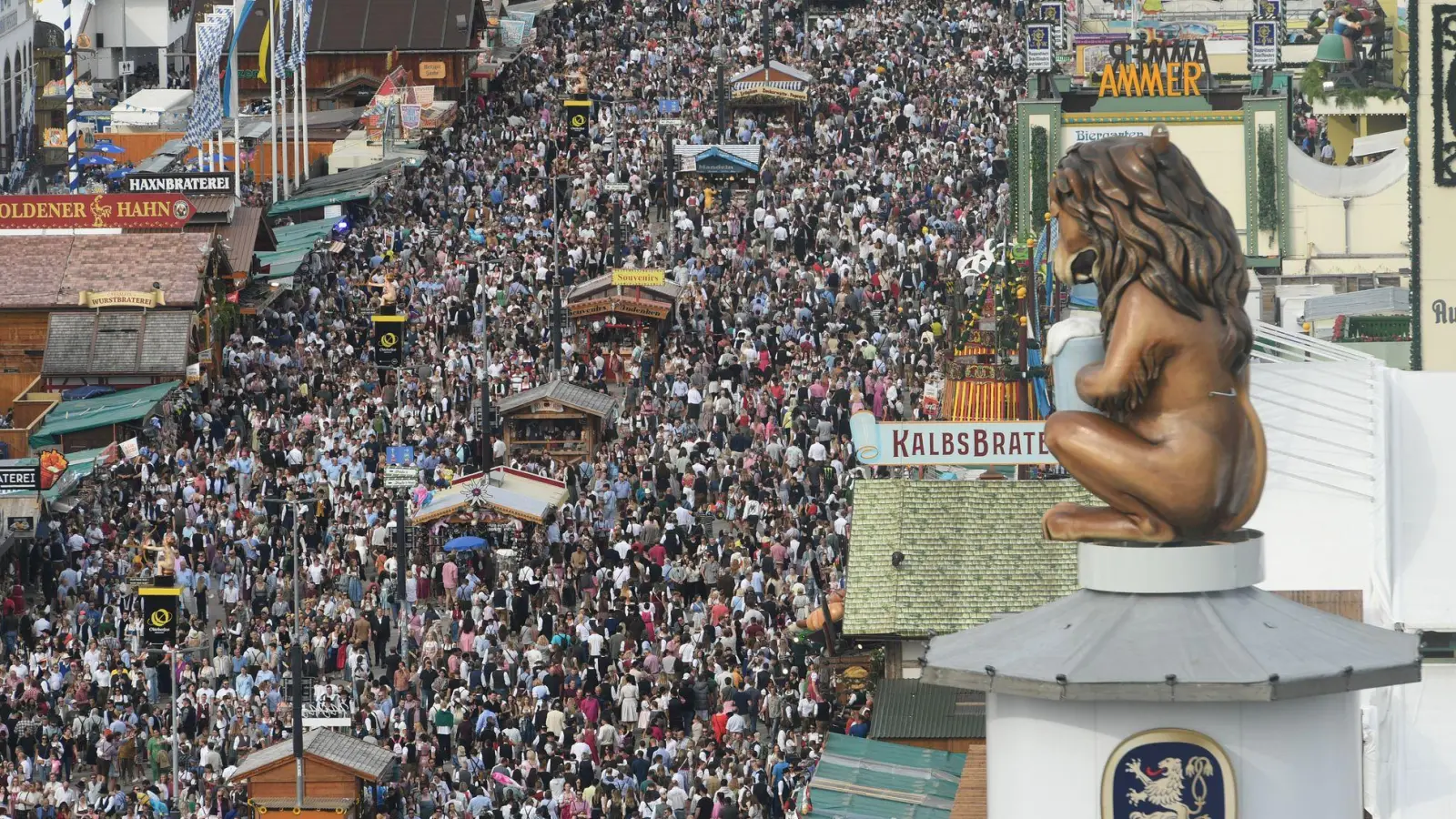 Viele Besucher: Dicht drängen sich die Wiesn-Gäste in den Gassen zwischen den Zelten und Fahrgeschäften.  (Foto: Felix Hörhager/dpa)