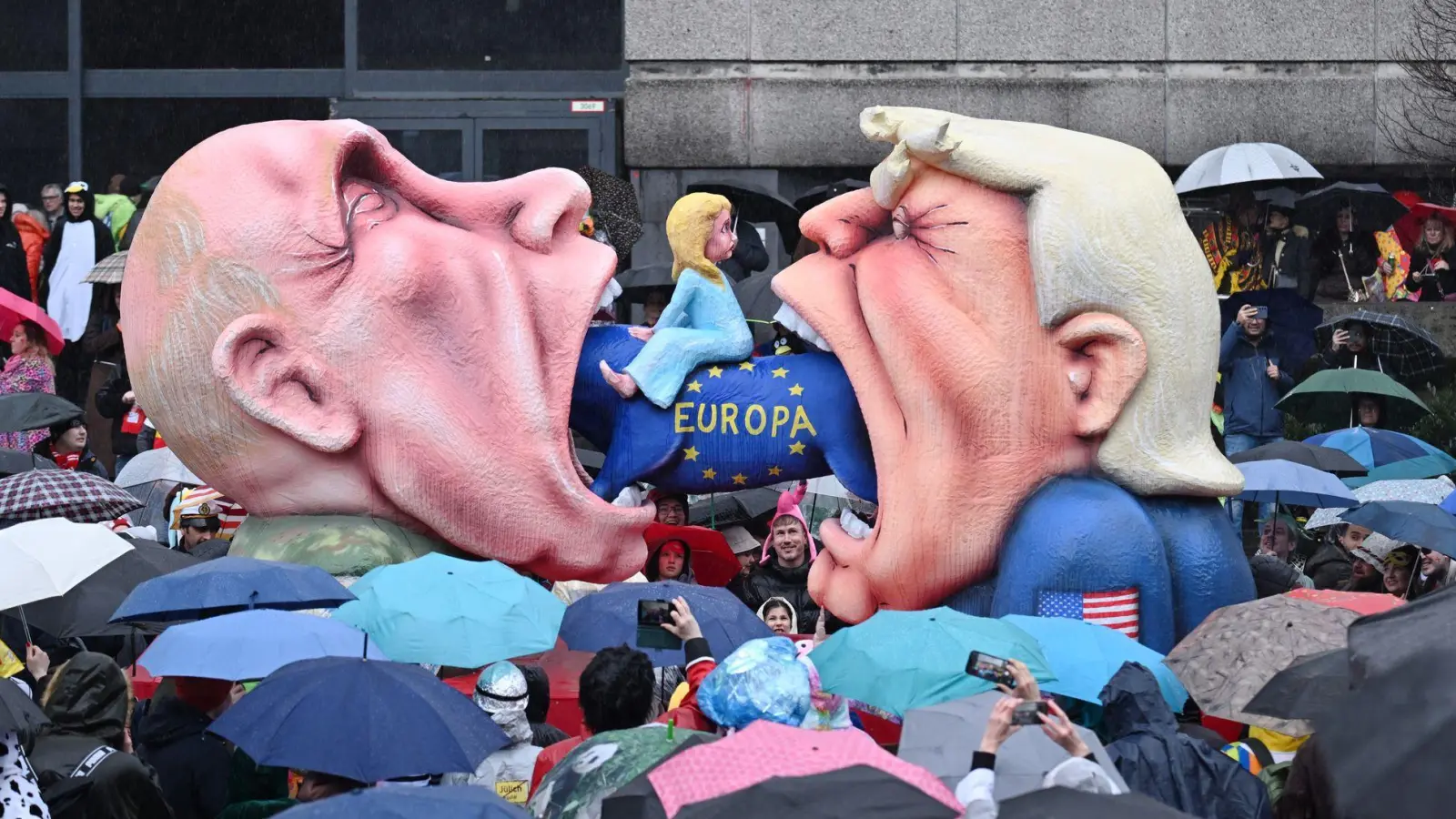 Ein Mottowagen mit Putin und Trump, die versuchen Europa zu fressen, fährt an den Zuschauern beim Rosenmontagszug in Düsseldorf vorbei.  (Foto: Federico Gambarini/dpa)