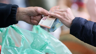 Je höher die Inflationsrate, umso weniger können sich die Menschen für einen Euro leisten. (Archivbild) (Foto: Sebastian Kahnert/dpa)