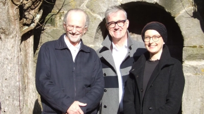 Gaben einen Ausblick auf die 78. Kreuzgangspiele (von links): Intendant Johannes Kaetzler, Bürgermeister Patrick Ruh und Dr. Maria Wüstenhagen, die Kulturbüro-Leiterin und Dramaturgin. (Foto: Jasmin Kiendl)