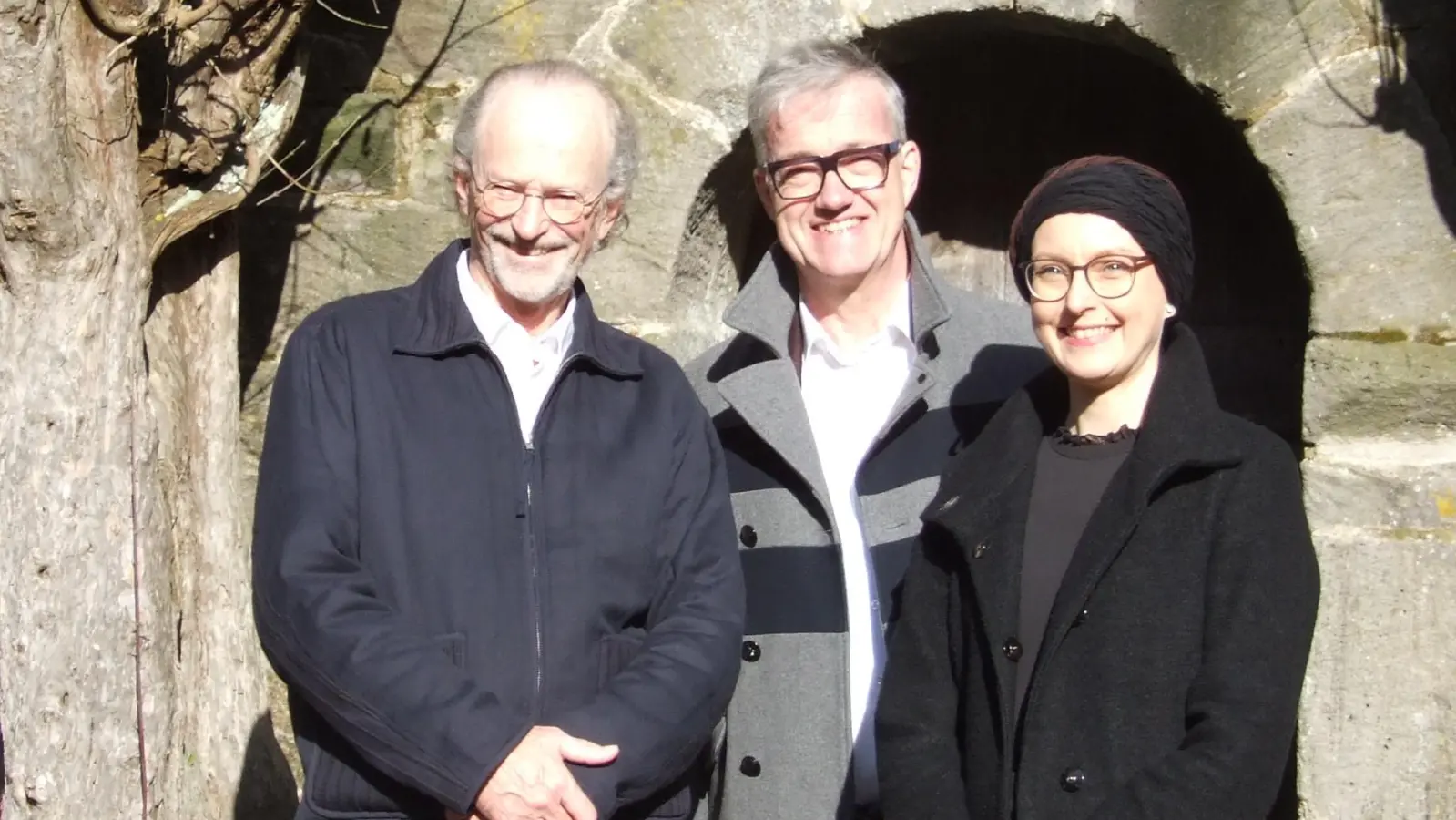 Gaben einen Ausblick auf die 78. Kreuzgangspiele (von links): Intendant Johannes Kaetzler, Bürgermeister Patrick Ruh und Dr. Maria Wüstenhagen, die Kulturbüro-Leiterin und Dramaturgin. (Foto: Jasmin Kiendl)