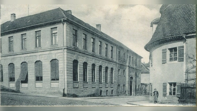 Im Zocha-Schlösschen am Bahnhof war vor 100 Jahren die Realschule untergebracht. Rechts der „Dicke Turm”, der 1945 zerstört wurde. (Foto: Sammlung Schuster)