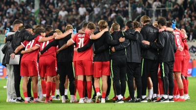 Haben viel zu besprechen: die Spieler des VfL Wolfsburg.  (Foto: Daniel Bockwoldt/dpa)