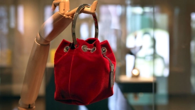 Mittlerweile sind Handtaschen mehr als nur ein Accessoire.  (Foto: Karl-Josef Hildenbrand/dpa)