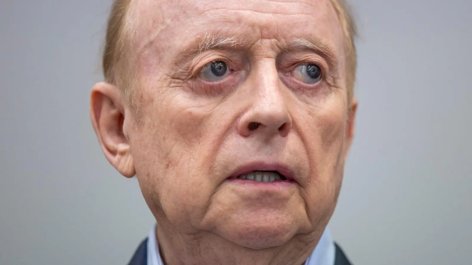 Bleibt trotz Fristablaufs auf freiem Fuß: Alfons Schuhbeck. (Archivbild) (Foto: Peter Kneffel/dpa)