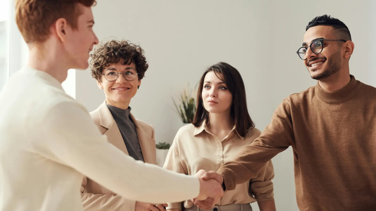 Beim ersten Arbeitstag ist es besonders wichtig, pünktlich zu sein. Außerdem sollte man auf ein gepflegtes Erscheinungsbild achten. Es kann auch nicht schaden, Fragen zu stellen und sich Notizen zu machen. (Foto: Pexels)