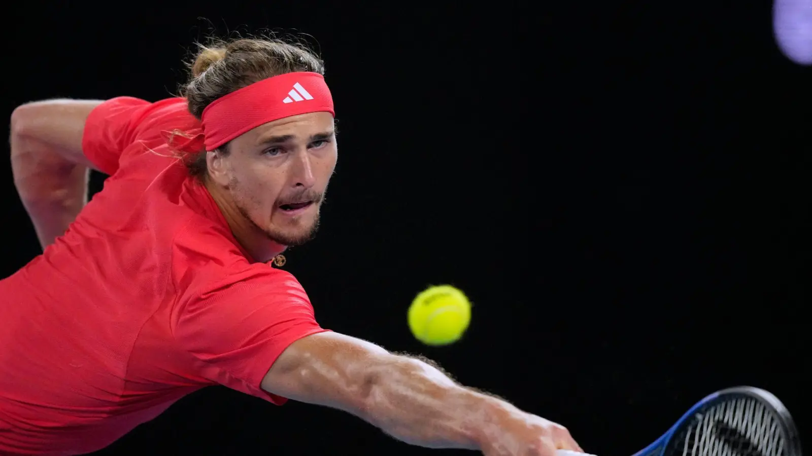 Mit vollem Fokus in die dritte Runde der Australian Open: Alexander Zverev. (Foto: Vincent Thian/AP/dpa)