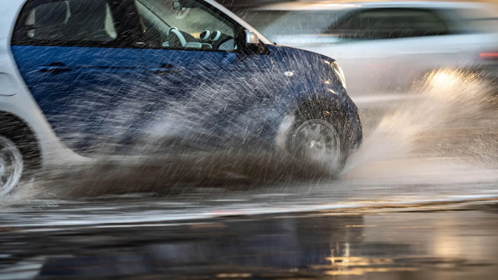Plötzlicher Wetterumschwung mit Starkregen? Bei Aquaplaning sollte das Auto nicht abrupt gelenkt, gebremst oder beschleunigt werden. (Foto: Frank Rumpenhorst/dpa/dpa-tmn)