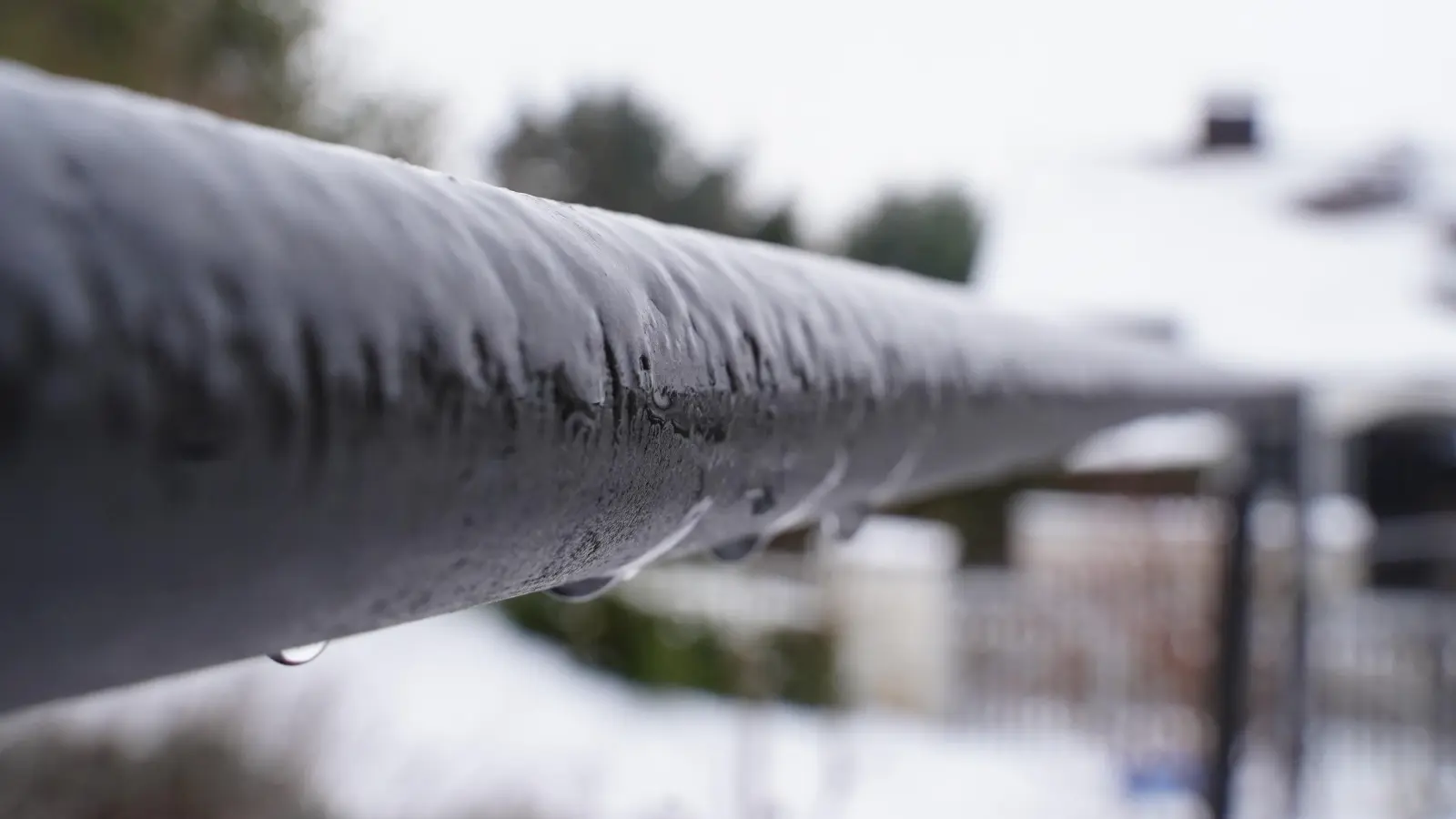 Kaum fällt der Regen, gefriert er schon an: frostige Szenen aus Rothenburg. (Foto: Simone Hedler)