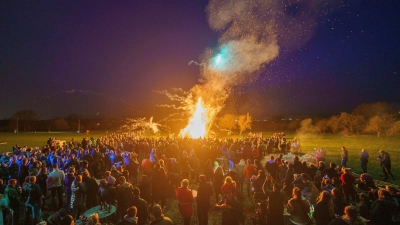 Das Osterfeuer ist für viele ein Highlight rund um die Ostertage. Man sollte aber Rücksicht auf die Natur nehmen. (Foto: Andreas Arnold/dpa/dpa-tmn)