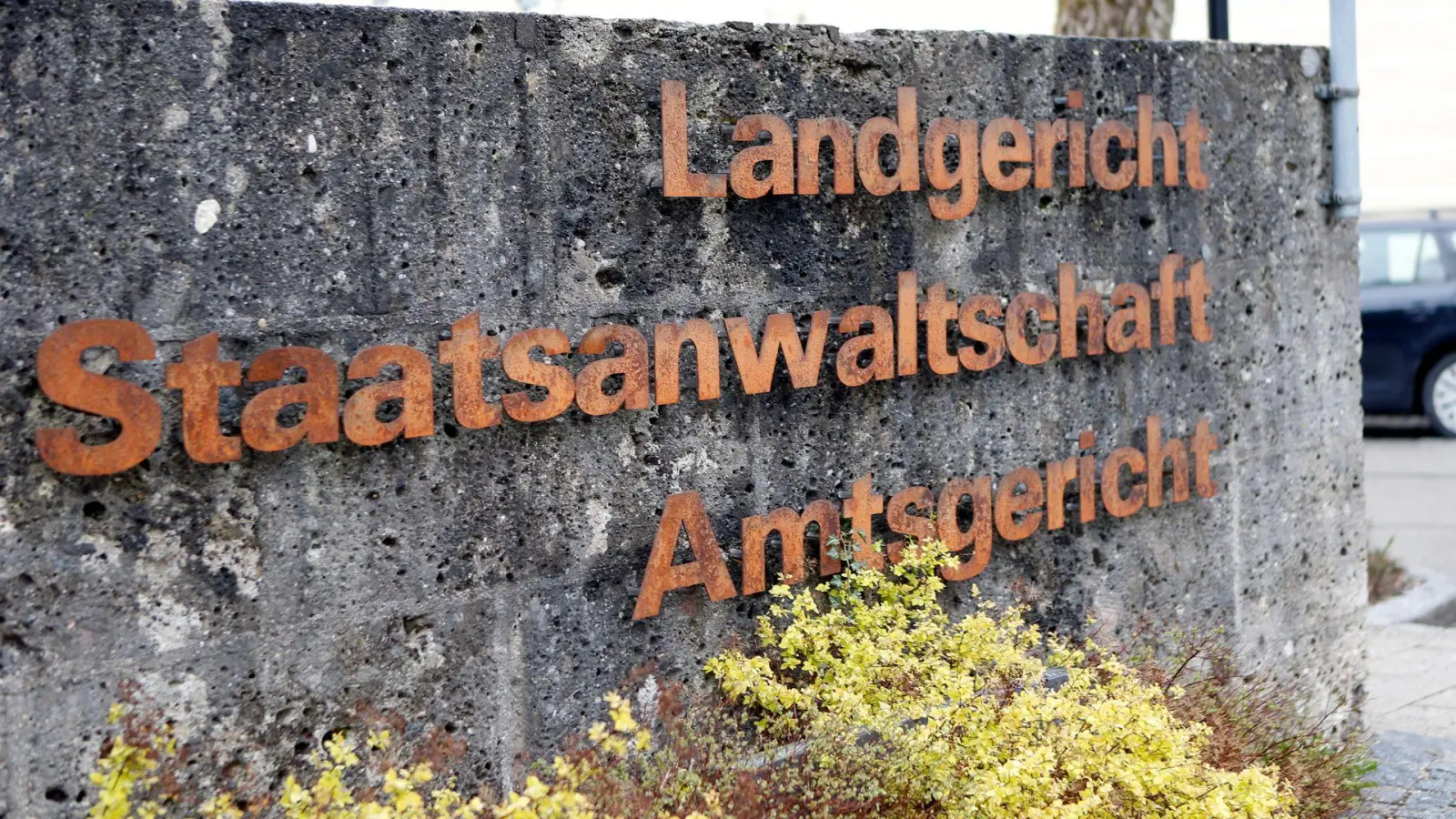 Vier Männer und drei Frauen stehen im Verdacht, als falsche Pflegekräfte Bandendiebstähle begangen zu haben.  (Symbolbild) (Foto: Uwe Lein/dpa)