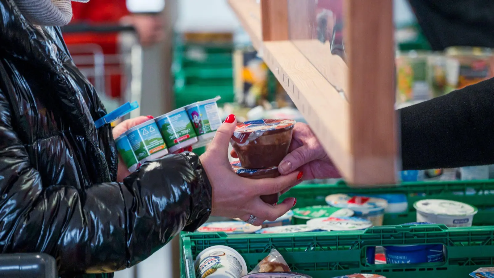 Vor allem Alleinlebende und Alleinerziehende gelten in Bayern als armutsgefährdet. (Symbolbild) (Foto: Daniel Vogl/dpa)