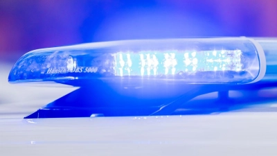 Zu einem Unfall musste die Polizei am Dienstagabend in Ansbach ausrücken. (Symbolbild: Christoph Soeder/dpa/Symbolbild)