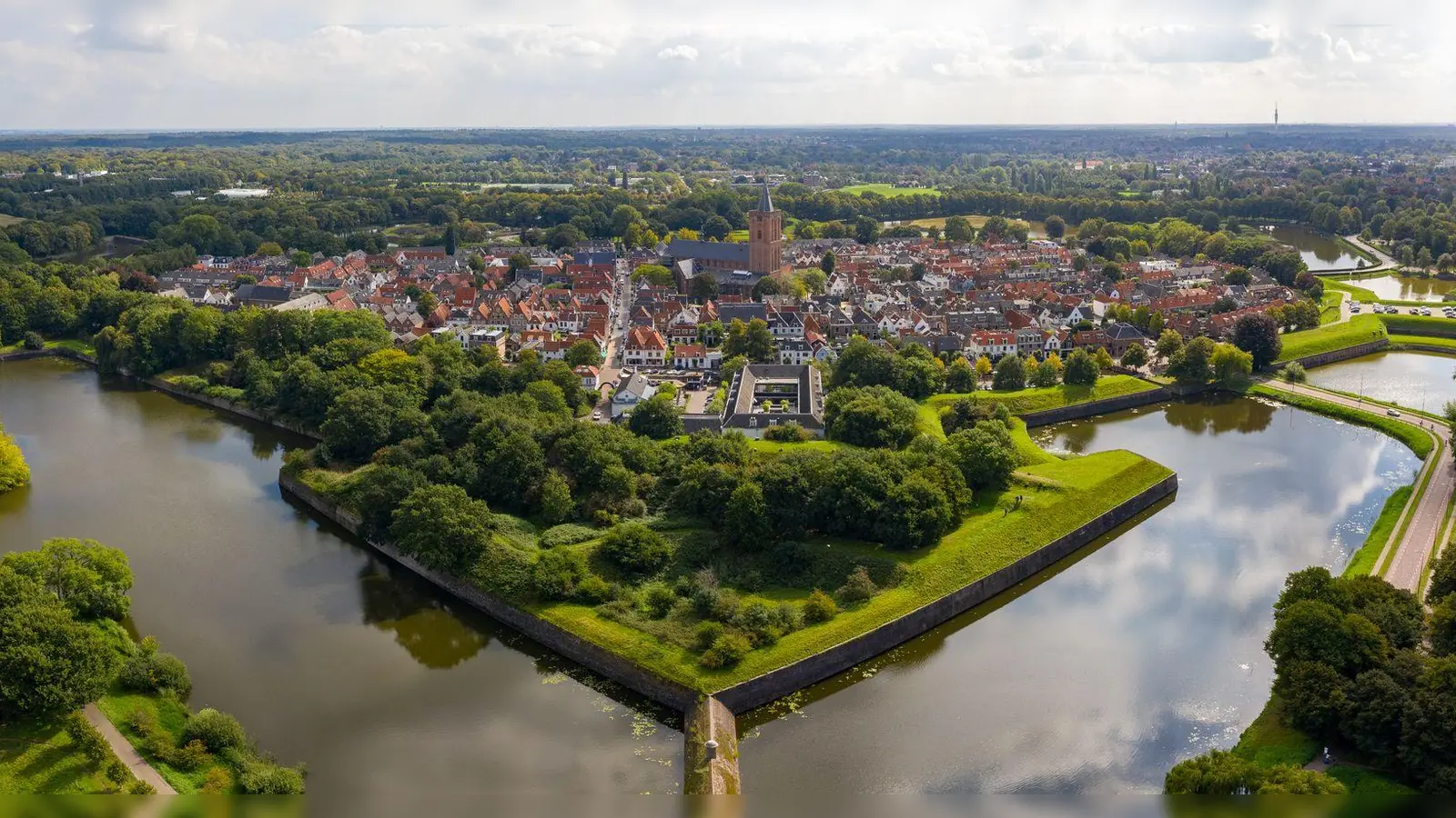 Die sternförmige Festungsanlage von Naarden ist ein beeindruckendes Beispiel europäischer Baukunst und zählt zu den am besten erhaltenen Festungsstädten Europas. (Foto: Robbert Frank Hagens/ANP/dpa-tmn)