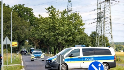 Die Polizei hat den Weg zu den Strommasten weiträumig abgesperrt. (Foto: Frank Hammerschmidt/dpa)