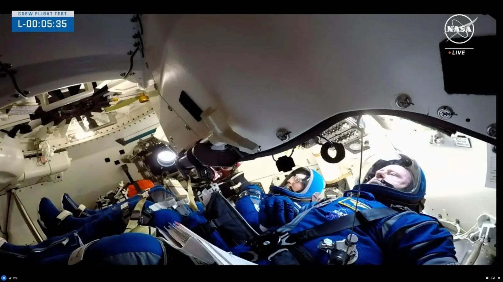 Auf dem von der Nasa veröffentlichten Foto warten die Nasa-Astronauten Butch Wilmore (r) und Suni Williams auf den Start in der Boeing „Starliner“-Kapsel im Space Launch Complex 41. (Archivbild) (Foto: Uncredited/NASA/AP/dpa)