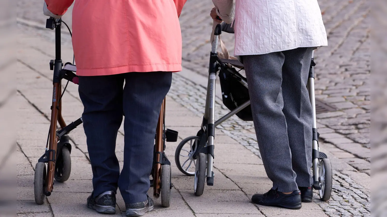 Soziale Aktivitäten sind auch in hohem Alter sehr wichtig. (Symbolbild) (Foto: Jens Büttner/dpa)