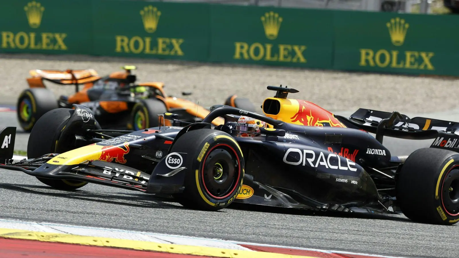 In Österreich gab es einen folgenschweren Unfall zwischen den WM-Rivalen Max Verstappen (v.) und Lando Norris. (Foto: Erwin Scheriau/APA/dpa)