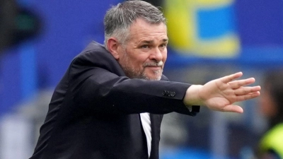 Georgiens Trainer Willy Sagnol gestikuliert am Spielfeldrand. (Foto: Marcus Brandt/dpa/Archivbild)