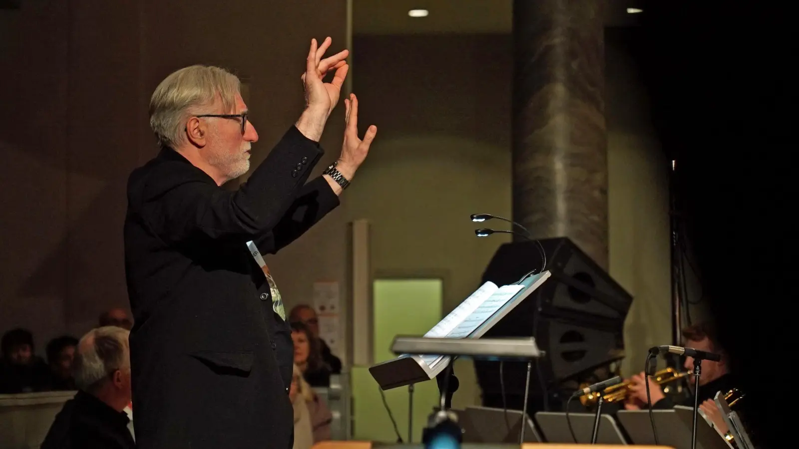 Kirchenmusikdirektor Carl Friedrich Meyer dirigiert beim Pink-Floyd-Konzert einen großen Projektchor und schickt der Rock-Suite auch geistliche Musik voraus. (Foto: Elke Walter)