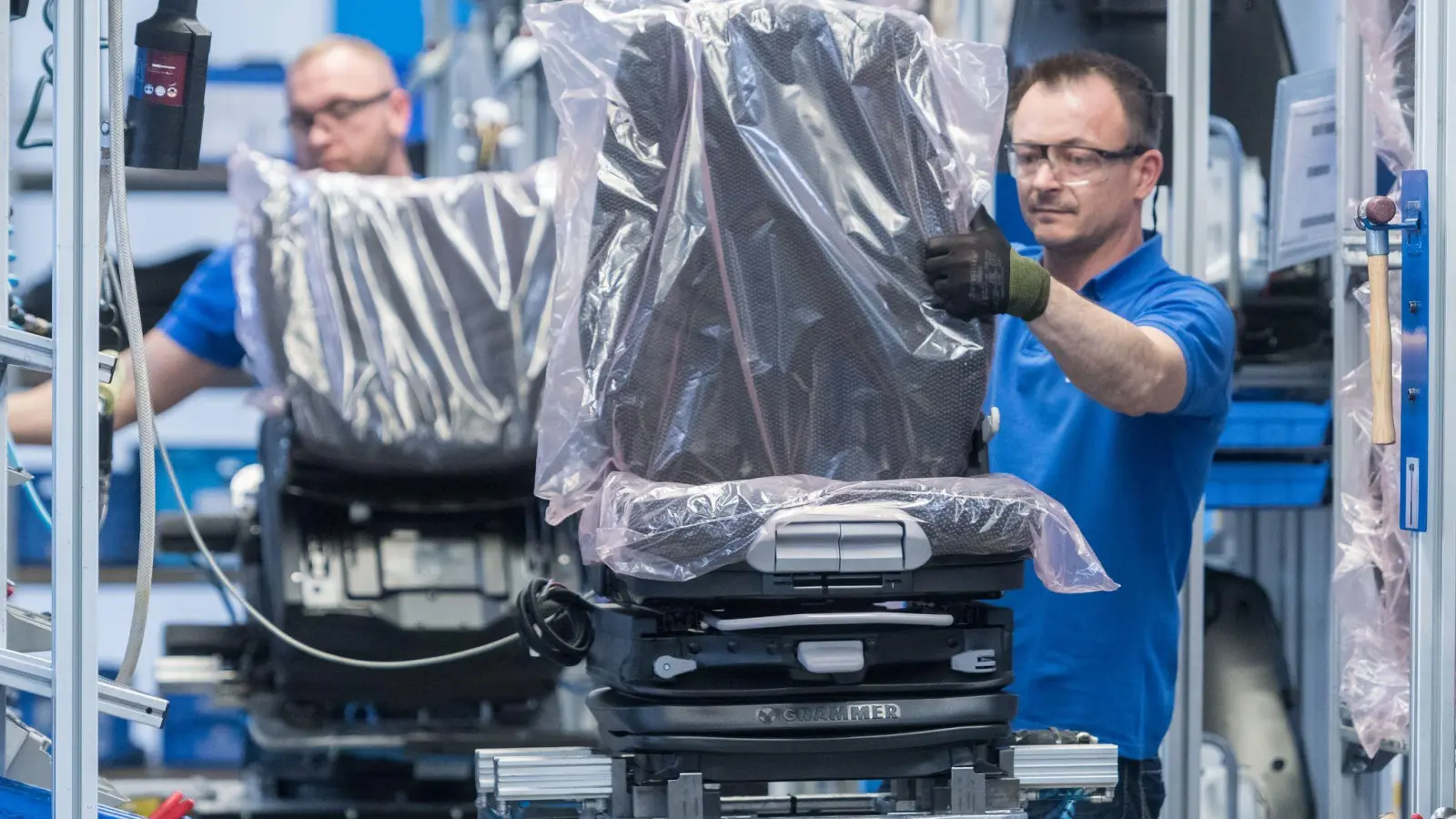 Die Grammer AG produziert weniger  (Foto: Armin Weigel/dpa)