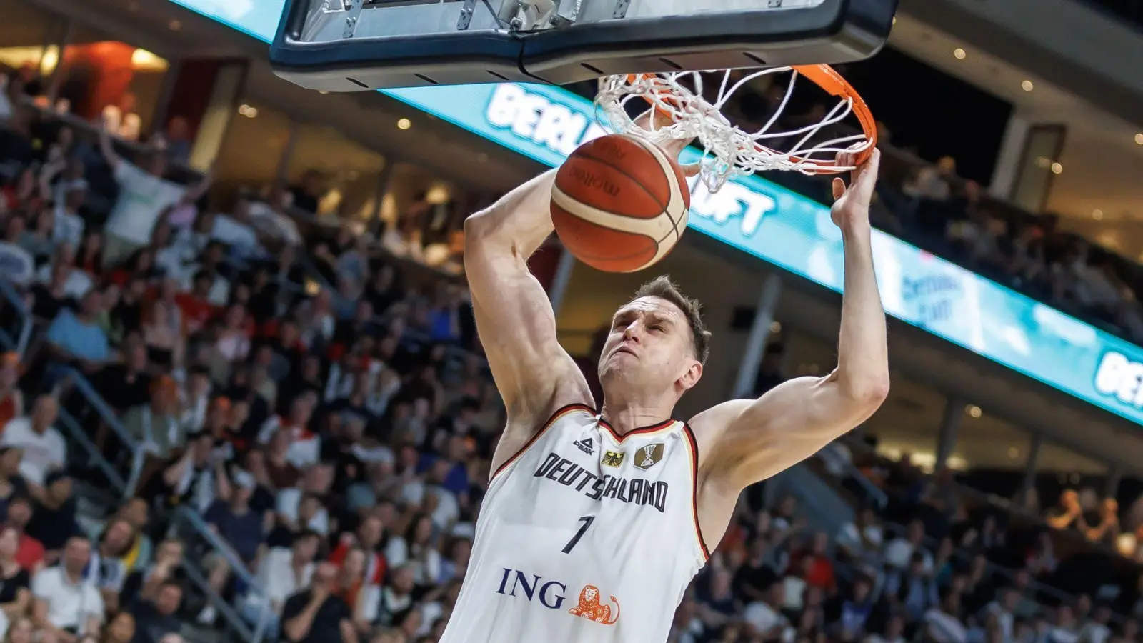 Der FC Bayern Basketball hat Johannes Voigtmann verpflichtet. (Foto: Andreas Gora/dpa)