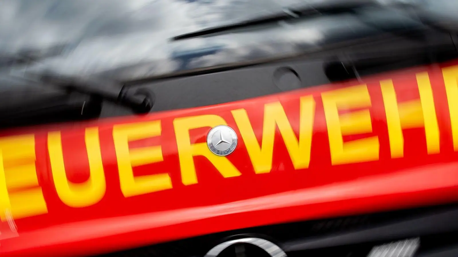Feuerwehrleute können die Frau nur noch tot aus der Wohnung bergen. (Symbolbild) (Foto: Hauke-Christian Dittrich/dpa)