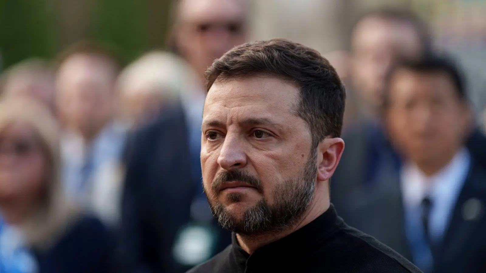 Nahezu täglich muss der ukrainische Präsident Wolodymyr Selenskyj an neue Opfer von russischen Angriffen erinnern. (Archivbild) (Foto: Evgeniy Maloletka/AP/dpa)