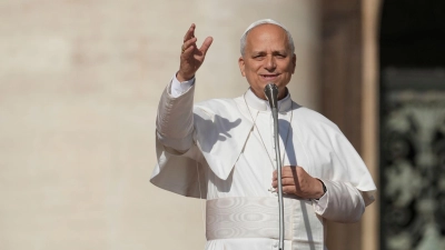 Papst Leo XIV. spricht erstmals jemanden heilig. (Foto: Andrew Medichini/AP/dpa)