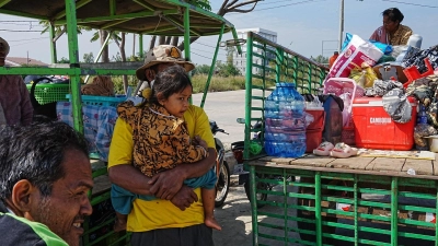 Kambodschaner aus den Dörfern nahe der Grenze zu Thailand sind erneut auf der Flucht.   (Foto: Heng Sinith/AP/dpa)