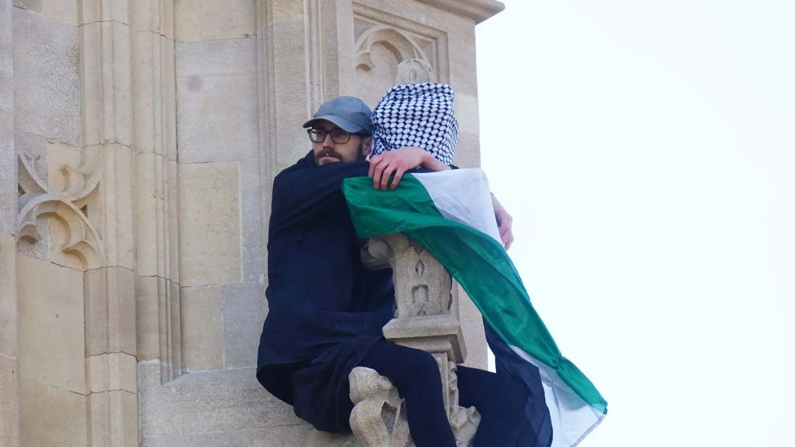 Barfuß war der Mann mit der Flagge auf den Turm geklettert. (Foto: James Manning/PA Wire/dpa)